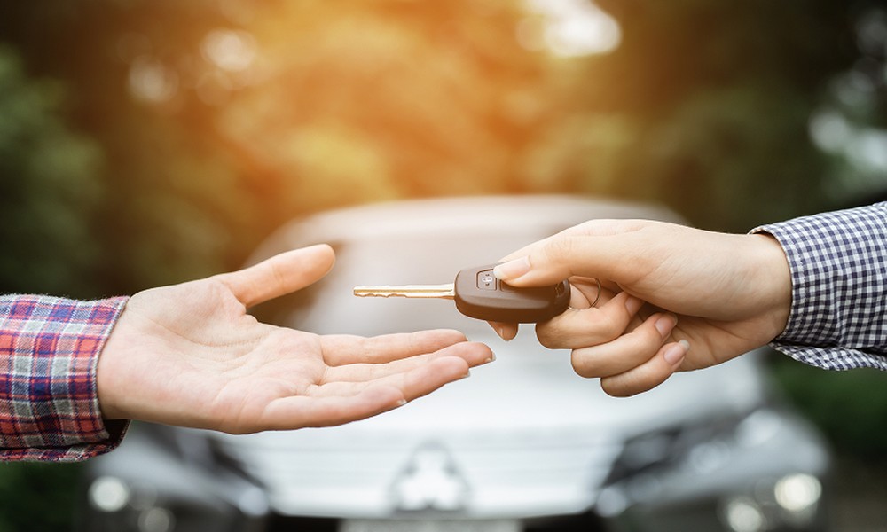 Selling Your Car in Singapore: Should You Go Through Vehicle Dealers or Sell It Online?